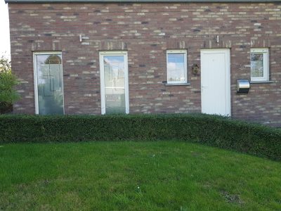 Portes-fenêtres et fenêtres d'une maison en briques avec un film à effet sablé à motif de rectangles en fines lignes
