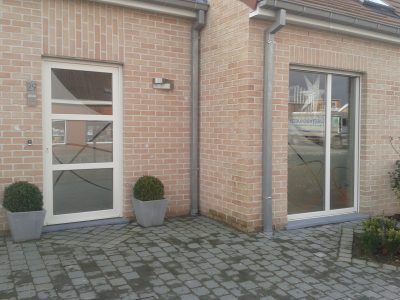 Porte d'entrée et baie coulissante d'une maison en briques claires, film à effet sablé à motif d'étoile et de courbes