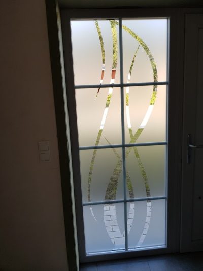 Porte vitrée intérieure à petits bois, film à effet sablé ajouré de grandes courbes formant un ovale