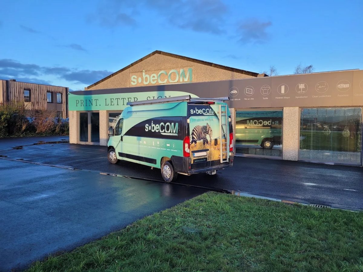 La façade de l'atelier Sobecom à Comines-Warneton, une camionnette de l'entreprise garée devant l'entrée